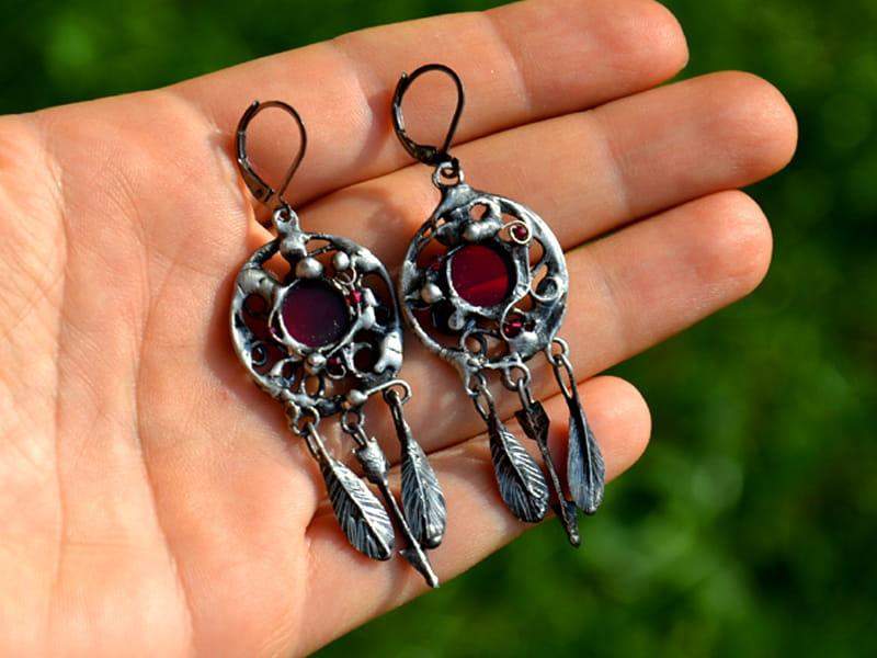 Kolczyki w głębokiej czerwieni z rubinami, piórami i strzałą (oprawa w kolorze ciemnego srebra)