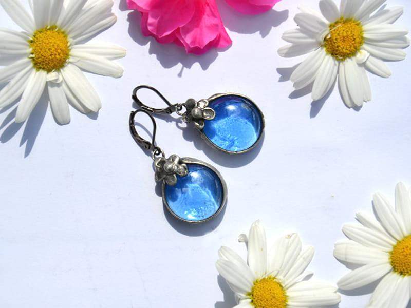 Kolczyki z błękitnymi szkiełkami i kwiatuszkami (oprawa w kolorze ciemnego srebra)