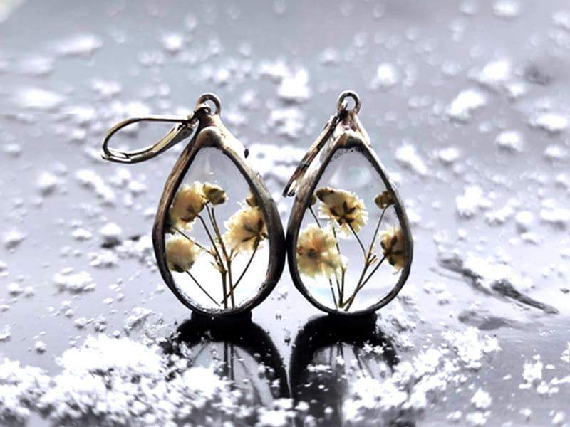 Kolczyki z białymi kwiatami w kropli (oprawa w kolorze ciemnego srebra)