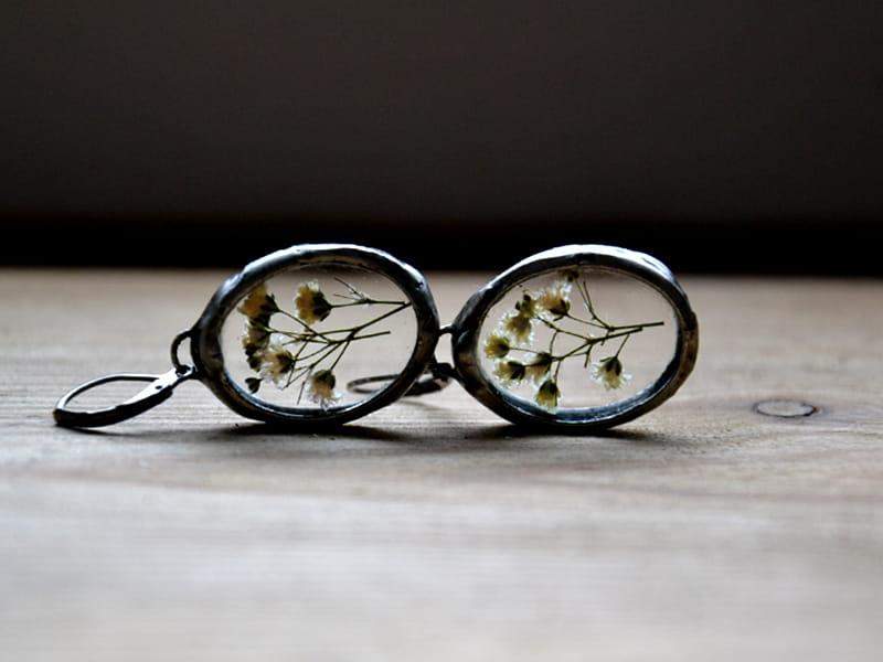 Kolczyki z białymi kwiatami w owalu (w kolorze ciemnego srebra)