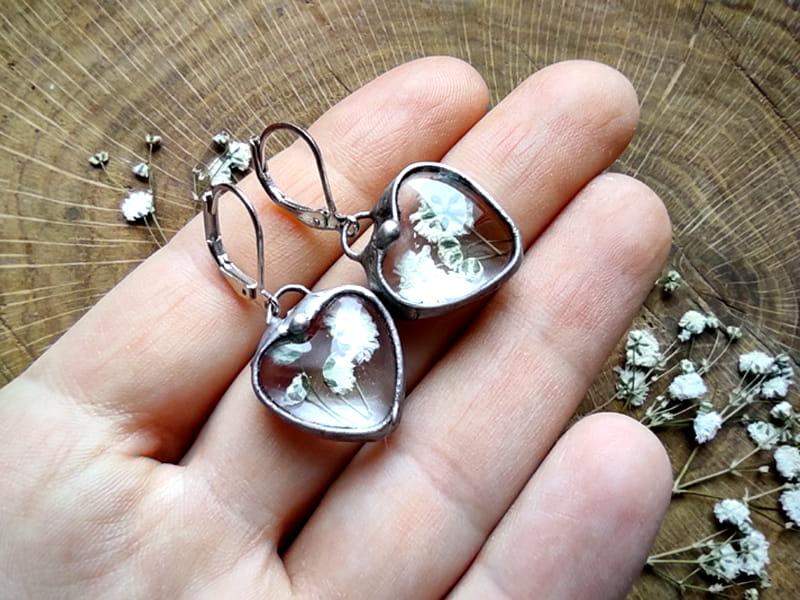 Kolczyki z białymi kwiatami w sercu (oprawa w kolorze ciemnego srebra)