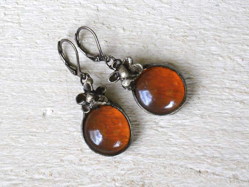 Kolczyki z brązowymi szkiełkami i kwiatuszkami (oprawa w kolorze ciemnego srebra)