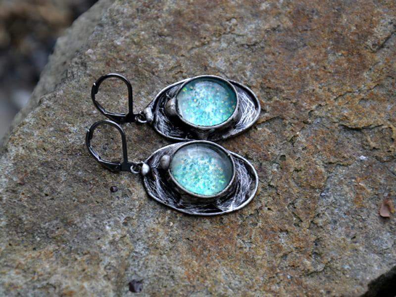 Kolczyki z brokatowym błyskiem (oprawa w kolorze ciemnego srebra)