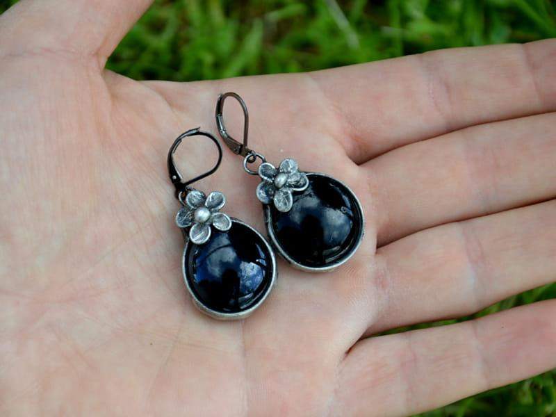 Kolczyki z czarnymi szkiełkami i kwiatuszkami (oprawa w kolorze ciemnego srebra)