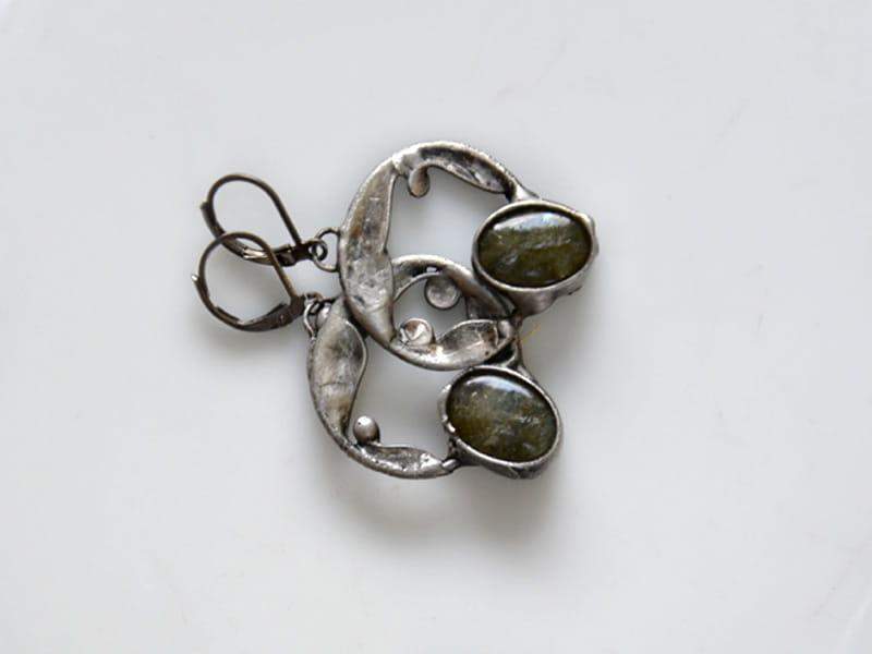 Kolczyki z labradorytem i dekorem (oprawa w kolorze ciemnego srebra)