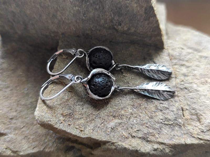 Kolczyki z lawą wulkaniczną i piórkami (z biglami  ze stali chirurgicznej)