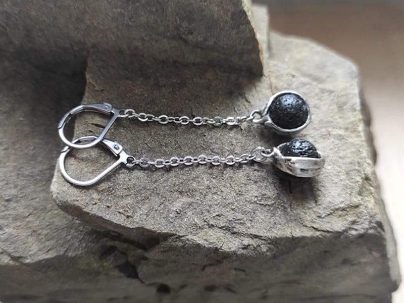 Kolczyki z lawą wulkaniczną na łańcuszku (z biglami i łańcuszkiem ze stali chirurgicznej)