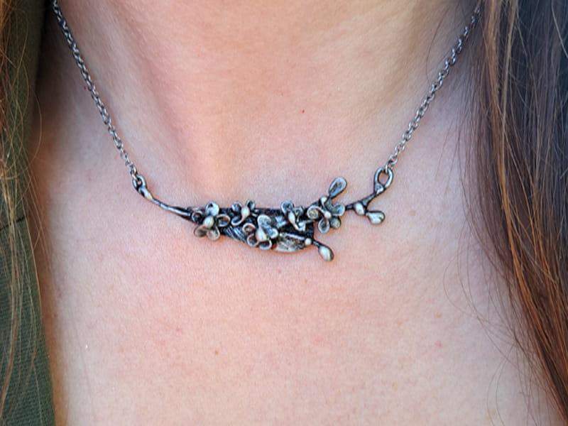 Kolia gałązka niezapominajek (z łańcuszkiem ze stali chirurgicznej)