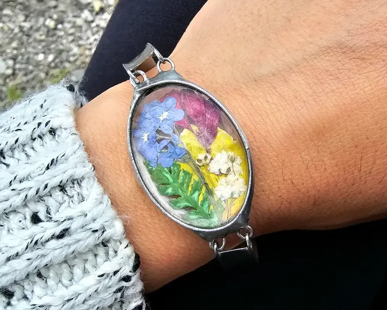 Kolorowa bransoletka z polnymi kwiatami zamkniętymi w szkle (oprawa w kolorze srebrnym)