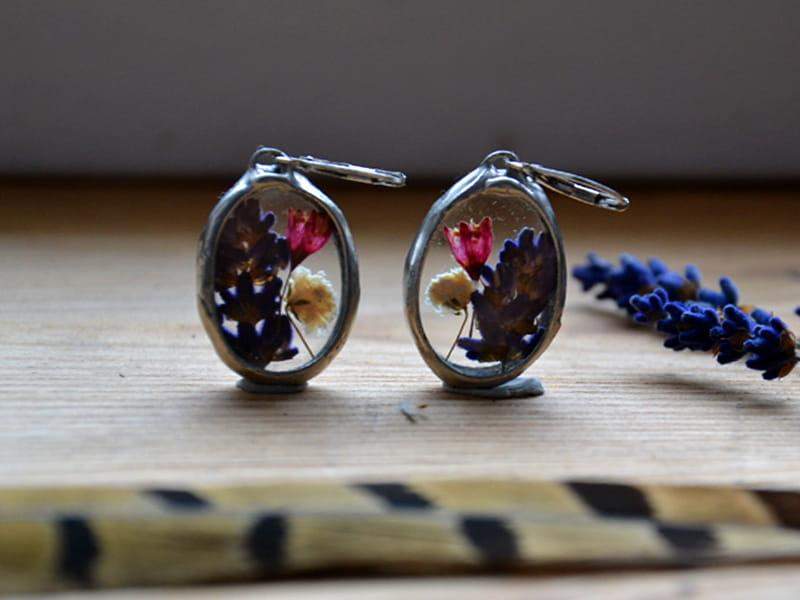 Kolorowe kolczyki z lawendą i dzwonkami (w kolorze srebrnym)