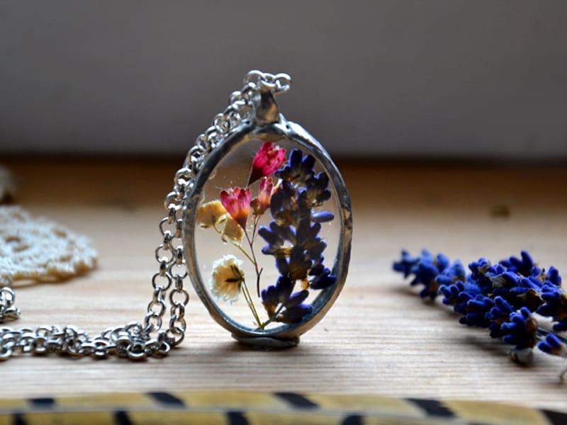 Kolorowy naszyjnik z lawendą i dzwonkami (w kolorze srebrnym)