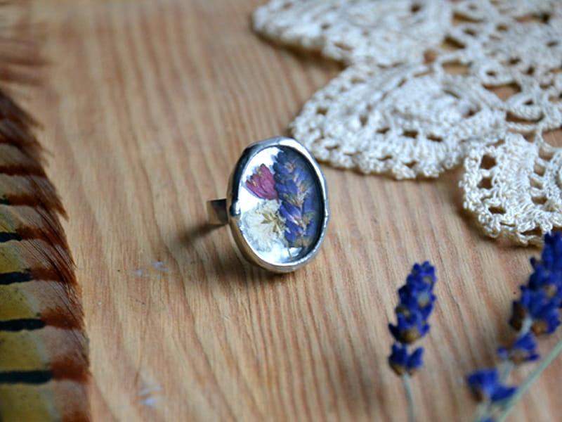 Kolorowy pierścionek z lawendą i dzwonkiem (w kolorze srebrnym)