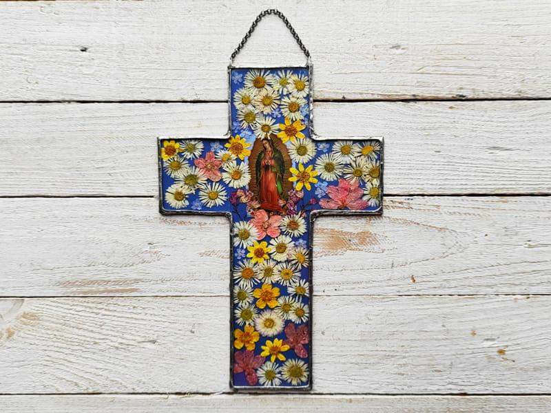Krzyż z wizerunkiem Maryi z Guadeloupe i kwiatami