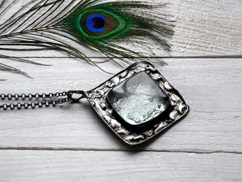 Kwadratowy naszyjnik z bezbarwnym szkłem (oprawa w kolorze ciemnego srebra)