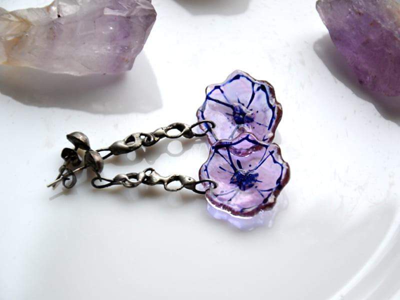 Kwiatowe kolczyki w delikatnym fiolecie (w kolorze ciemnego srebra)