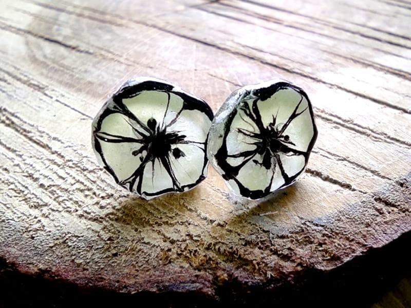 Kwiatowe malutkie kolczyki wkrętki perłowe maki (na sztyftach ze stali chirurgicznej)