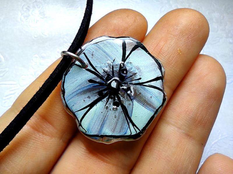 Kwiatowy naszyjnik błękitny mak (wykończenia z naturalnego rzemienia i stali chirurgicznej)