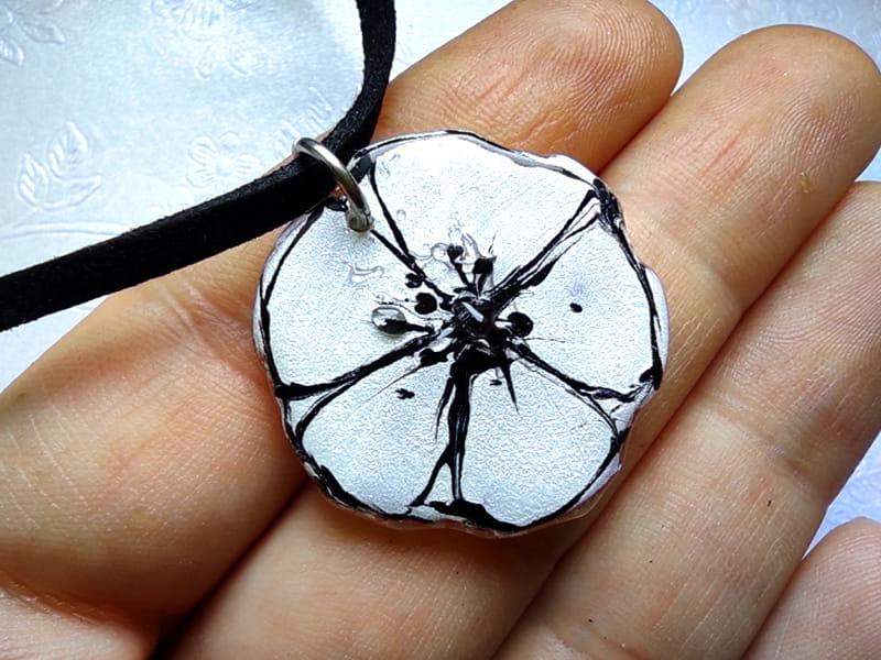 Kwiatowy naszyjnik perłowy mak (wykończenia z naturalnego rzemienia i stali chirurgicznej)