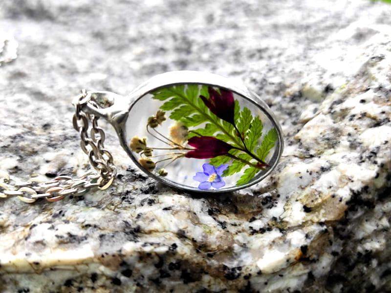 Kwiatowy naszyjnik z dzwonkami, paprocią, gipsówką i niezapominajką (oprawa w kolorze srebrnym)