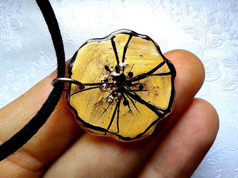 Kwiatowy naszyjnik złoty mak(wykończenia z naturalnego rzemienia i stali chirurgicznej)