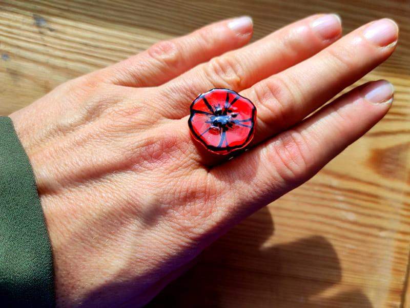 Kwiatowy pierścionek czerwony mak