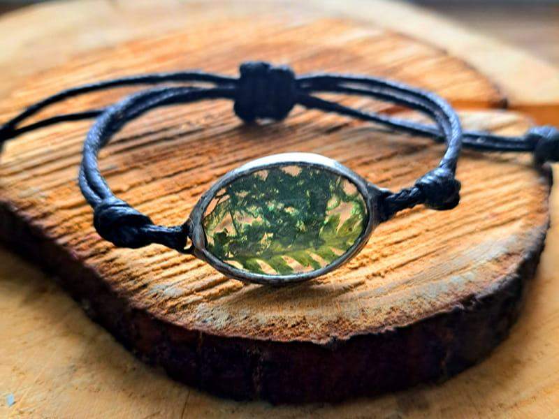 Leśna bransoletka z mchem i paprocią (oprawa w kolorze ciemnego srebra) na sznurku