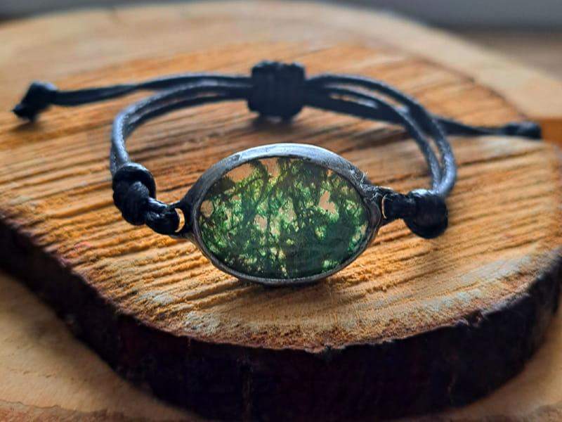 Leśna bransoletka z mchem (oprawa w kolorze ciemnego srebra) na sznurku