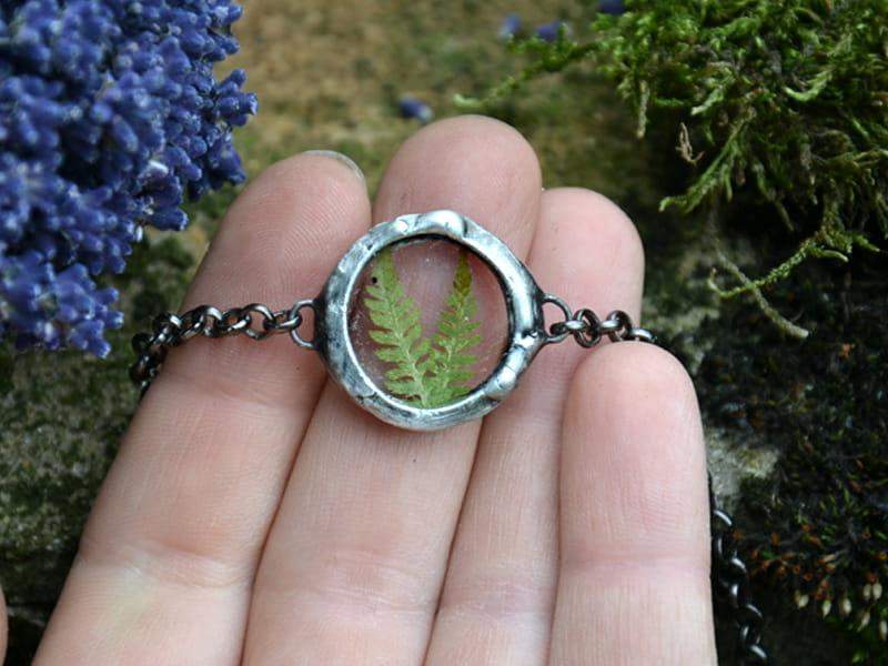 Leśna bransoletka z paprocią (oprawa w kolorze ciemnego srebra)