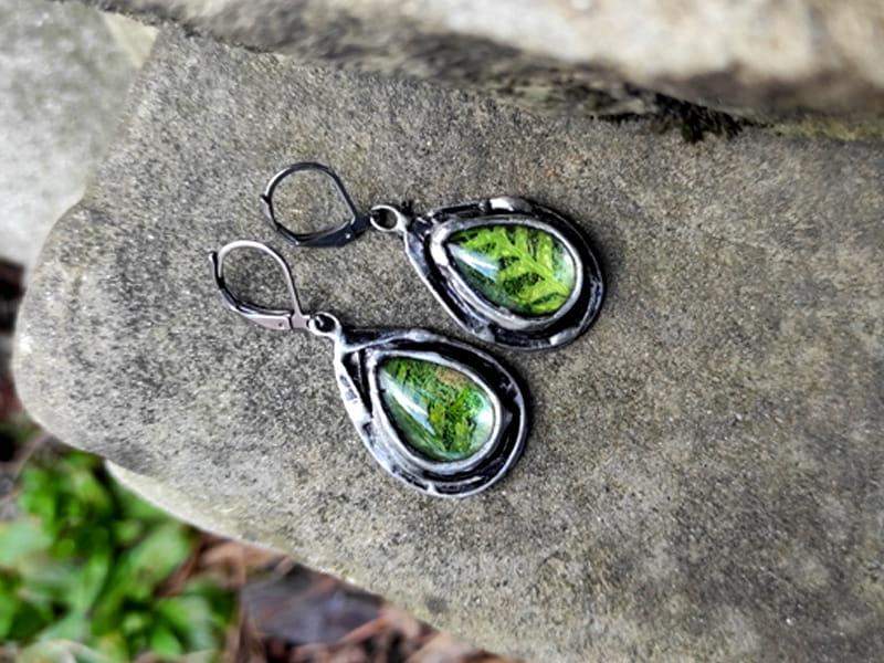 Leśne kolczyki z mchem i paprocią II (oprawa w kolorze ciemnego srebra)