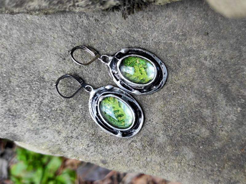 Leśne kolczyki z mchem i paprocią (oprawa w kolorze ciemnego srebra)