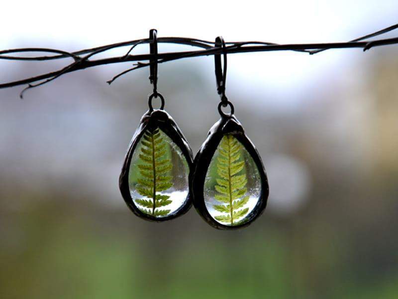 Leśne kolczyki z paprocią w kroplach (oprawa w kolorze ciemnego srebra)