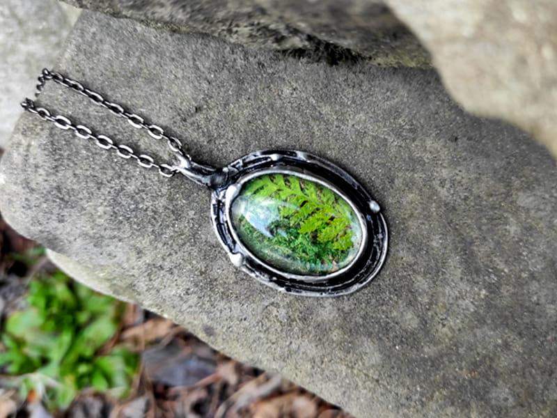 Leśny naszyjnik z mchem i paprocią (oprawa w kolorze ciemnego srebra)