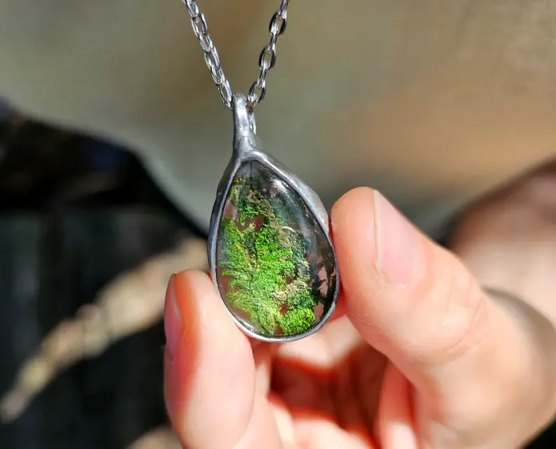 Leśny naszyjnik z mchem zamkniętym w szkiełku w kształcie kropli (oprawa w kolorze srebrnym))