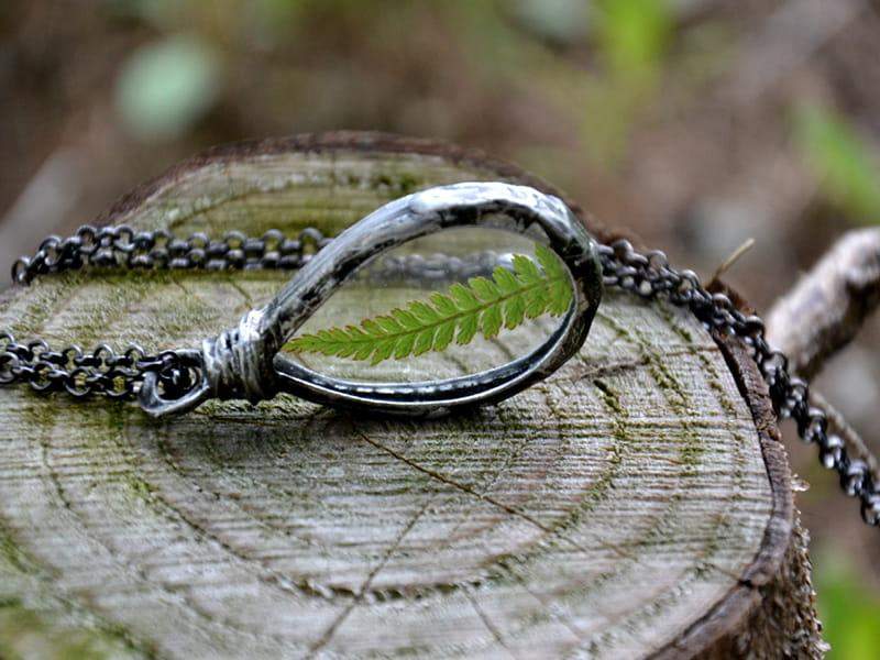 Leśny naszyjnik z paprocią w kropli (oprawa w kolorze ciemnego srebra)