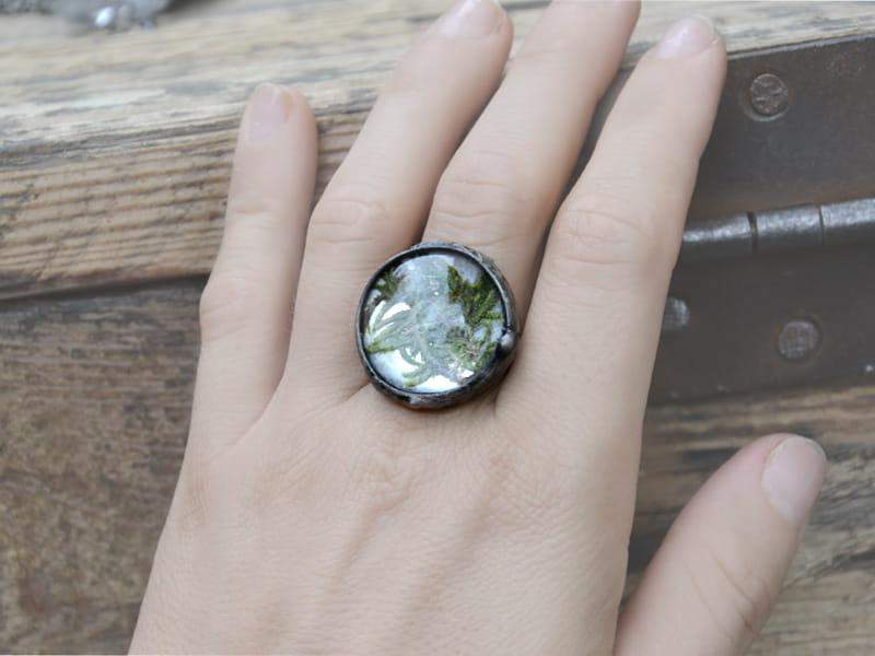 Leśny okrągły pierścionek z mchem (w kolorze ciemnego srebra)
