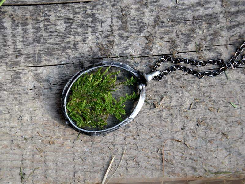 Leśny owalny naszyjnik z mchem (w kolorze ciemnego srebra)