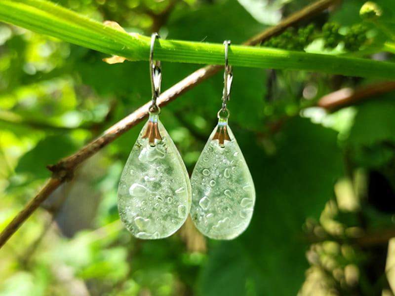 Lekkie kolczyki kropelki z białymi bąbelkami