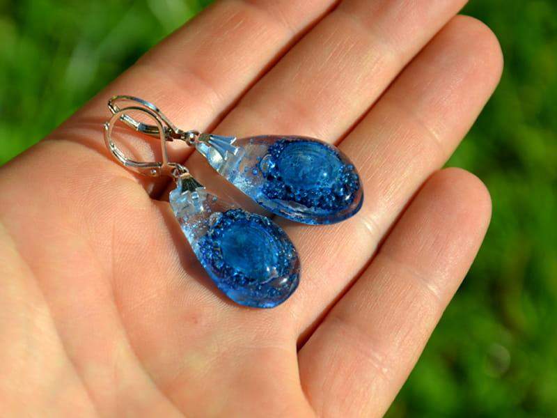 Lekkie kolczyki kropelki z granatowymi bąbelkami