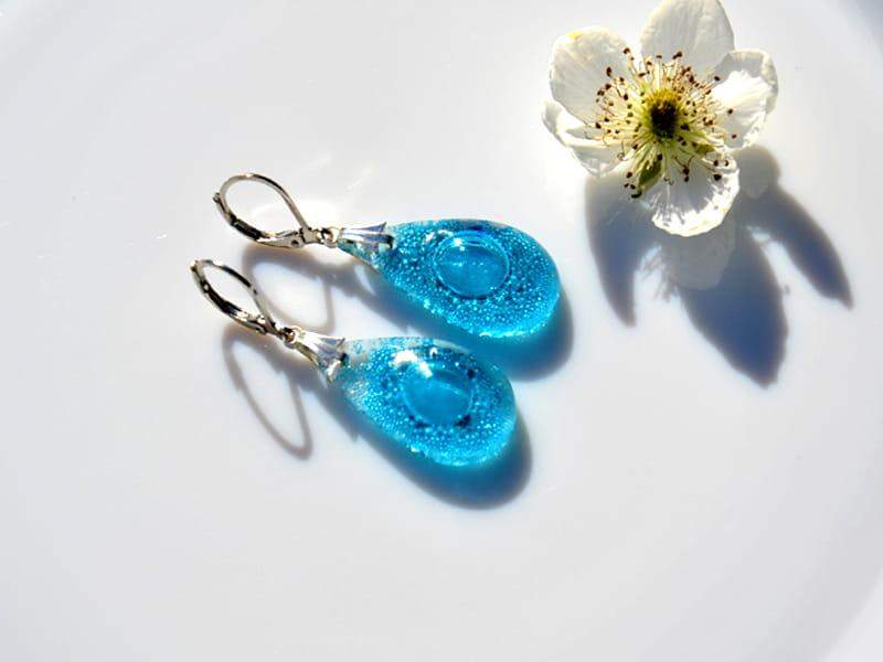 Lekkie kolczyki kropelki z turkusowymi bąbelkami