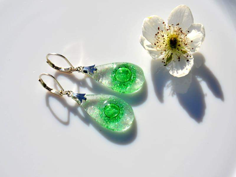 Lekkie kolczyki kropelki z zielonymi bąbelkami