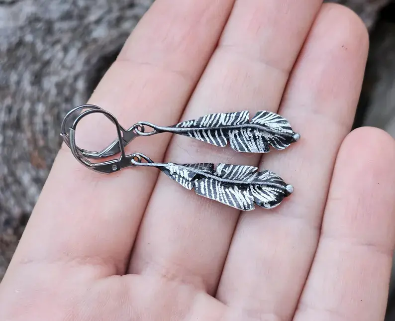 Lekkie kolczyki pióra II (oprawa w kolorze ciemnego srebra)