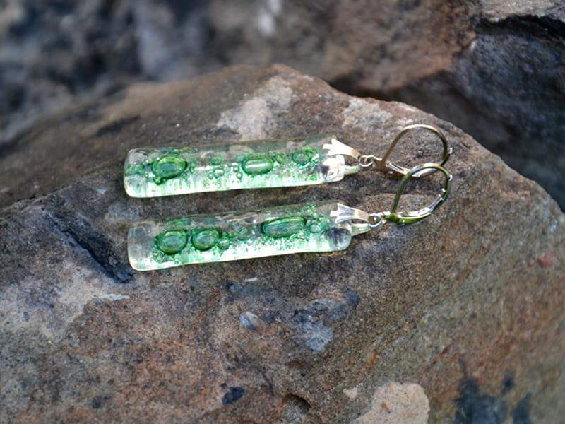 Lekkie kolczyki sopelki z zielonymi bąbelkami