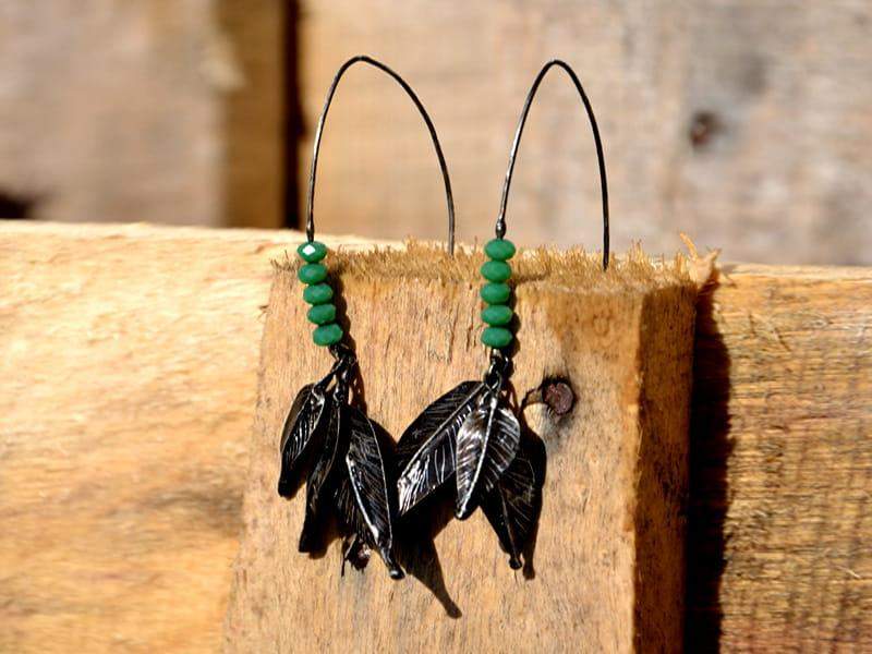 Lekkie kolczyki z jadeitem i listeczkami (oprawa w kolorze ciemnego srebra)