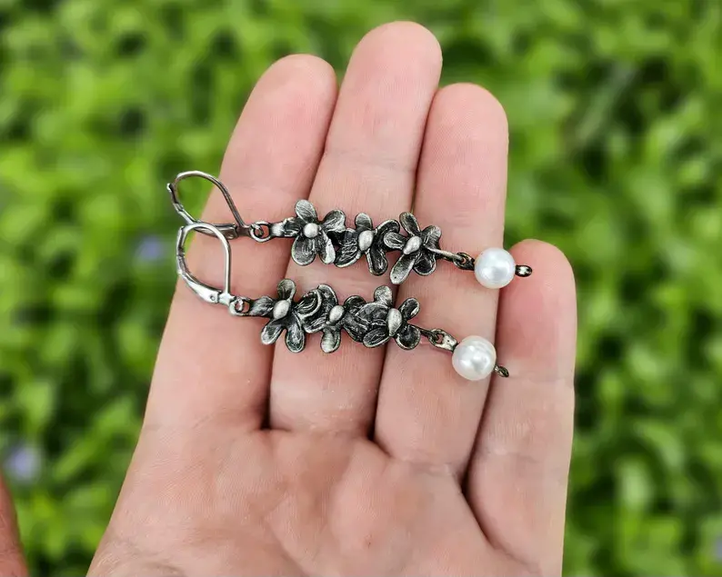 Lekkie kwiatowe kolczyki z perłą (oprawa w kolorze ciemnego srebra)