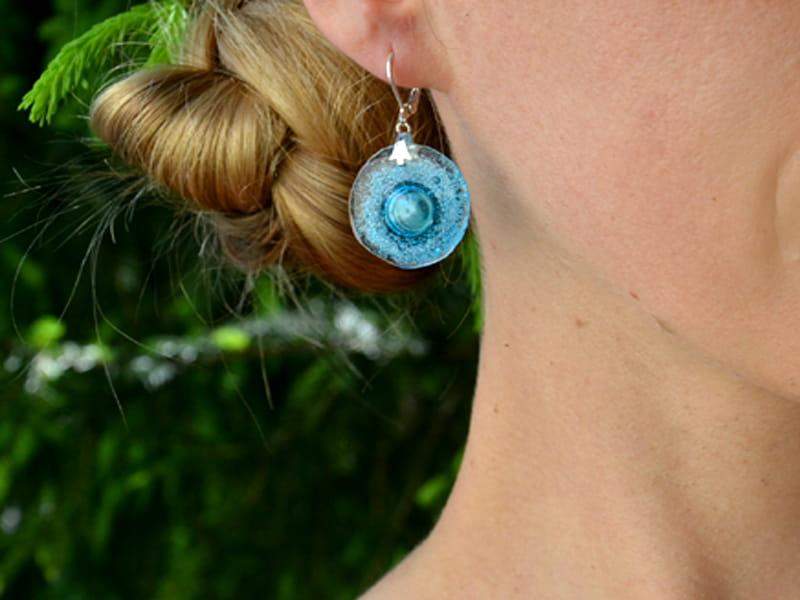 Lekkie okrągłe kolczyki z turkusowymi bąbelkami