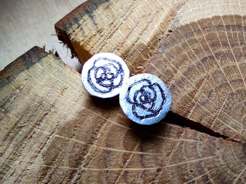 Maleńkie kolczyki wkrętki w kolorze srebrnym z różyczkami (sztyfty i zatyczki ze stali chirurgicznej)