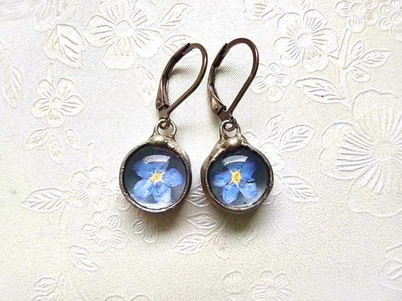 Maleńkie kolczyki z niezapominajkami (z biglami ze stali chirurgicznej)