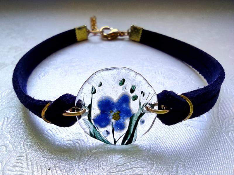 Malowana bransoletka z niezapominajką (wykończenia z naturalnego rzemienia i stali chirurgicznej w kolorze złotym)