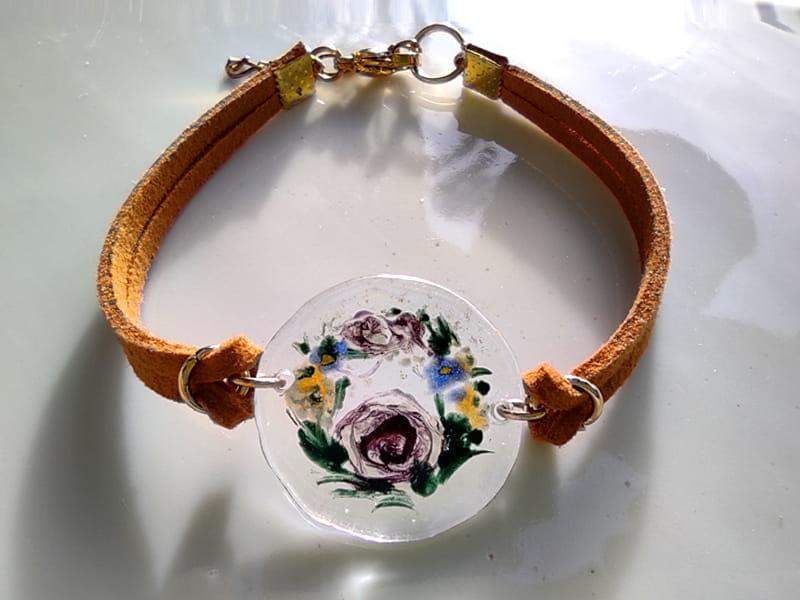 Malowana bransoletka z różami w bieli i fiolecie (wykończenia z naturalnego rzemienia i stali chirurgicznej w kolorze złotym)