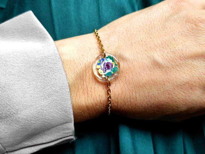 Malowana bransoletka z różą w bieli i fiolecie (wykończenia ze stali chirurgicznej w kolorze złotym)